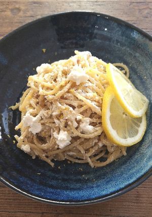Foto di Spaghetti con limone, ricotta e acciughe sott'olio