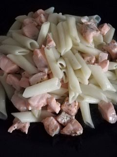 Una foto de Pasta con salmón al eneldo (Lékué)