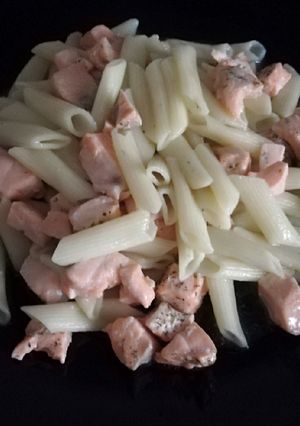 Una foto de Pasta con salmón al eneldo (Lékué)
