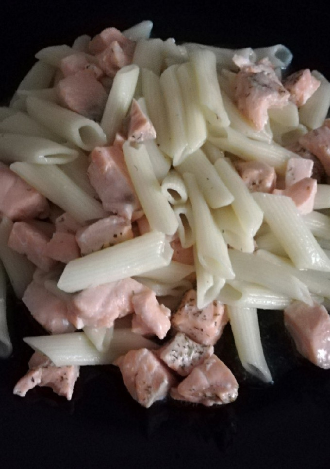 Una foto de Pasta con salmón al eneldo (Lékué)
