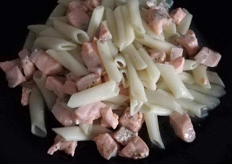 Pasta con salmón al eneldo (Lékué)