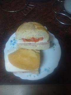 Foto principal de Bocadillo de pata asada, queso tierno y tomate
