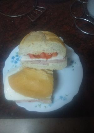 Una foto de Bocadillo de pata asada, queso tierno y tomate