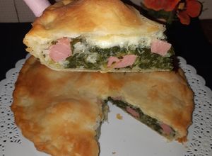 Una foto de TARTA DE ACELGA con Arroz, salchichas, queso y huevos cocidos!