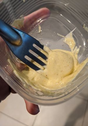 Una foto de 🥣 Aderezo curry vegano (fácil y rápido)