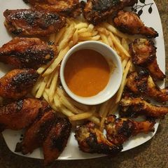 A picture of Crispy hot wings with peri peri sauce.