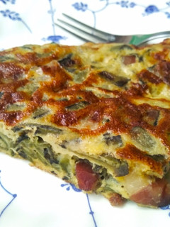 Una foto de Tortilla de habas con jamón