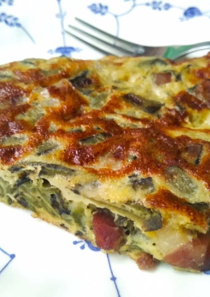 Una foto de Tortilla de habas con jamón