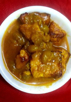 A picture of Matar Paneer.