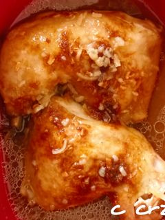 Una foto de Pollo con sopa de cebolla