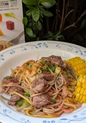 夜市美食-牛排炒麵 的食譜成品照片