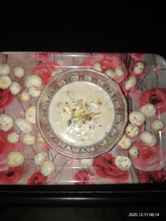 મખાના ની ખીર(Makhana kheer recipe in Gujarati) રેસીપી મુખ્ય ફોટો