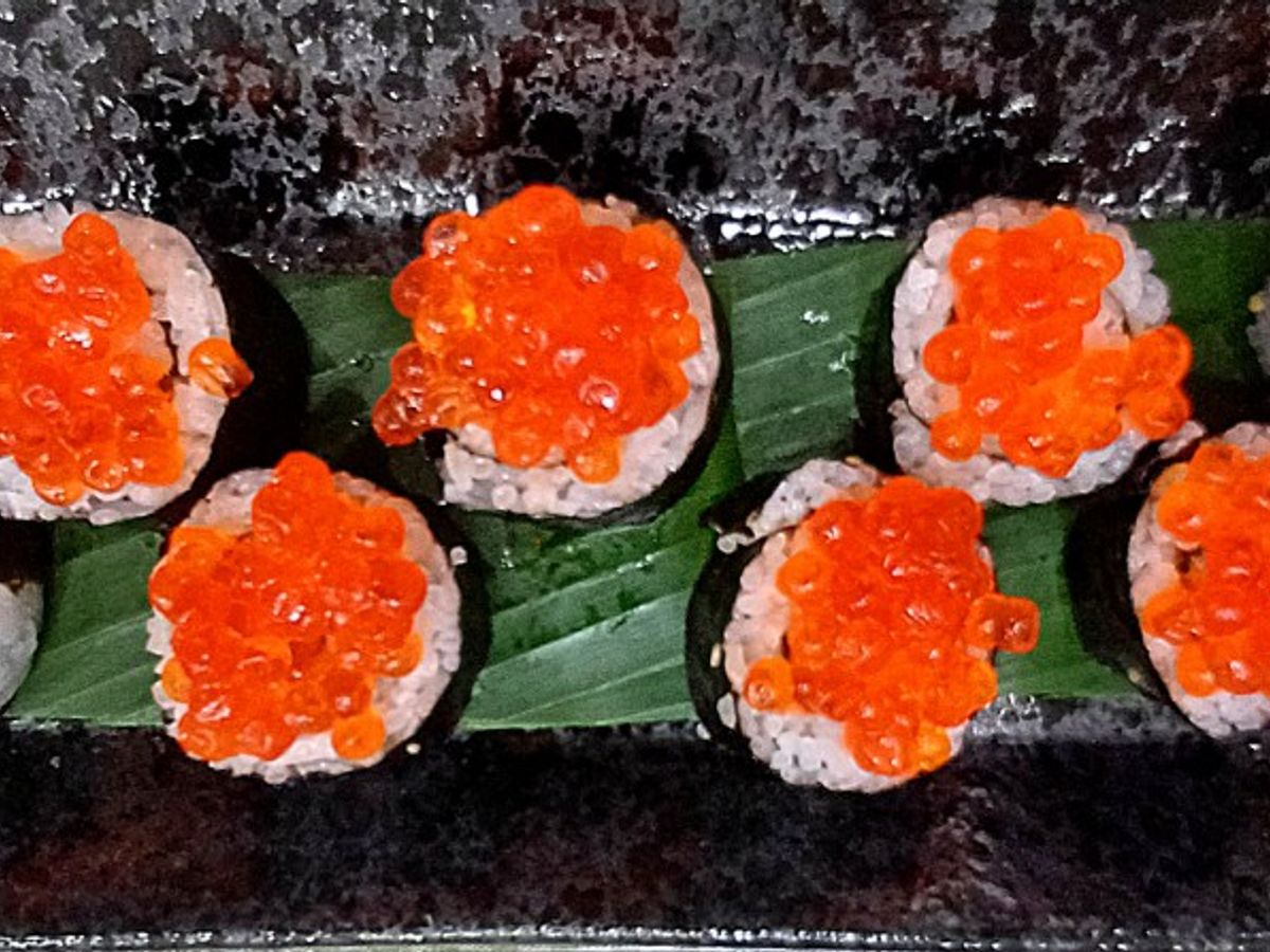 Sushi trứng cá hồi và cá tầm