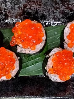 Hình của món Sushi trứng cá hồi và cá tầm.