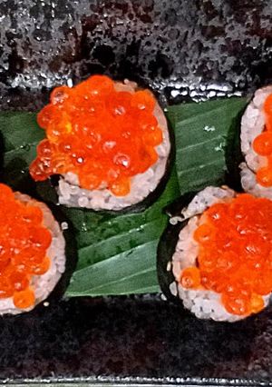 Hình của món Sushi trứng cá hồi và cá tầm.