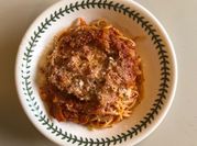 A picture of pasta with vegetable on white wine