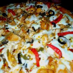 A picture of Sweet and sour chicken pizza.