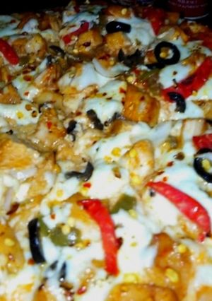 A picture of Sweet and sour chicken pizza.