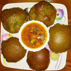 Chana aloo with palak poori A picture of Chana aloo with palak poori.