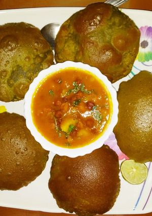 A picture of Chana aloo with palak poori.