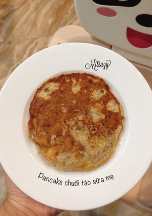 Hình của món Pancake chuối táo sữa mẹ.
