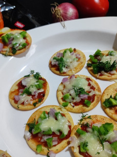 બિસ્કીટ પીઝા (Biscuit Pizza Recipe In Gujarati) રેસીપી મુખ્ય ફોટો