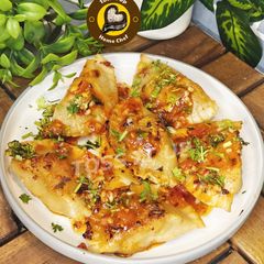 A picture of Soft, Juicy, Spicy And Healthy Chicken Momos With Homemade Chilli Garlic Oil Sauce.