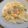 Ensalada de pasta tricolor con atún, huevo duro en salsa cóctel