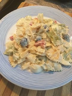 Una foto de Ensalada de pasta tricolor con atún, huevo duro en salsa cóctel