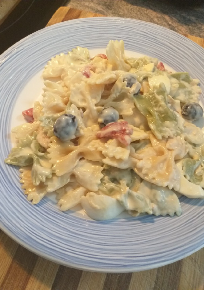 Una foto de Ensalada de pasta tricolor con atún, huevo duro en salsa cóctel