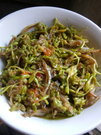 Langkah Mudah untuk Menyiapkan Tumis pedas bunga pepaya + ikan teri yang Bisa Manjain Lidah