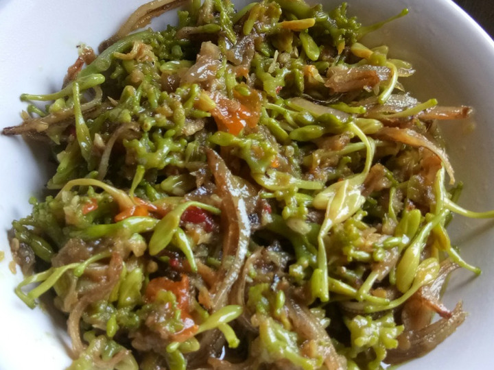 Langkah Mudah untuk Menyiapkan Tumis pedas bunga pepaya + ikan teri yang Bisa Manjain Lidah