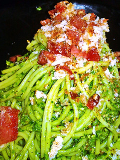 Una foto de Espaguetis con pesto de espinacas y crujiente de jamón serrano y pan al ajo