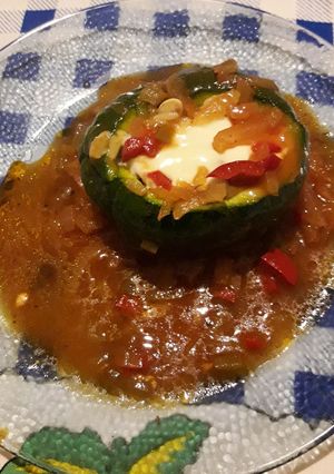 Una foto de Zapallitos rellenos con salsa