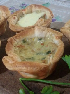 Una foto de Canastitas de Pollo y Salsa Blanca