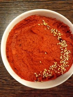 Una foto de Hummus de remolacha