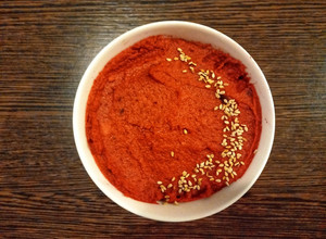 Una foto de Hummus de remolacha
