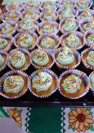 Una foto de Cupcake de vainilla, con chantilly  muy  ricos y fácil de hacer!!!
