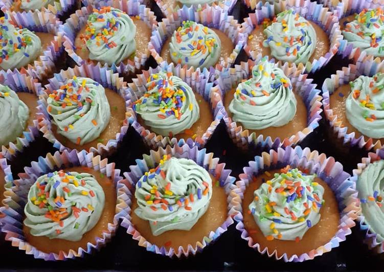 Cupcake de vainilla, con chantilly  muy  ricos y fácil de hacer!!!