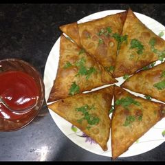 A picture of Chicken samosa.