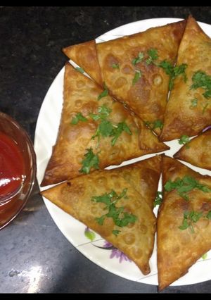 A picture of Chicken samosa.