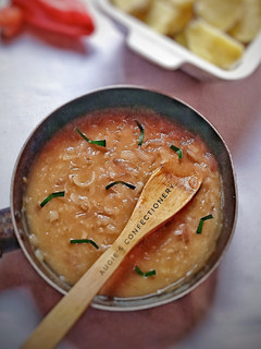 A picture of Onion gravy.