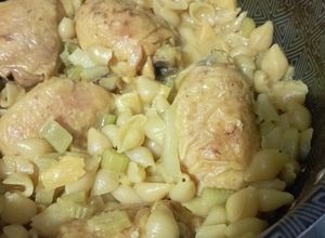Una foto de Pollo con piña y pasta con apio