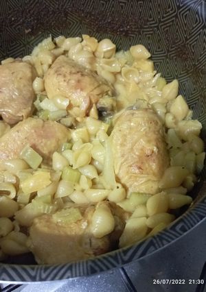 Una foto de Pollo con piña y pasta con apio