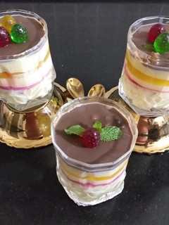 જેલી કસ્ટર્ડ વીથ ચોકલેટ(Jelly Custard With Chocolate Recipe In Gujarati) રેસીપી મુખ્ય ફોટો