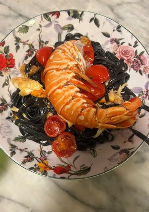 Foto di Tagliatelle al nero di seppia con aragosta al burro e pomodorini scottati