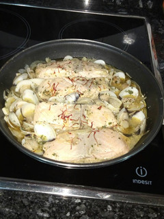 Una foto de Salmón y almejas al vino blanco