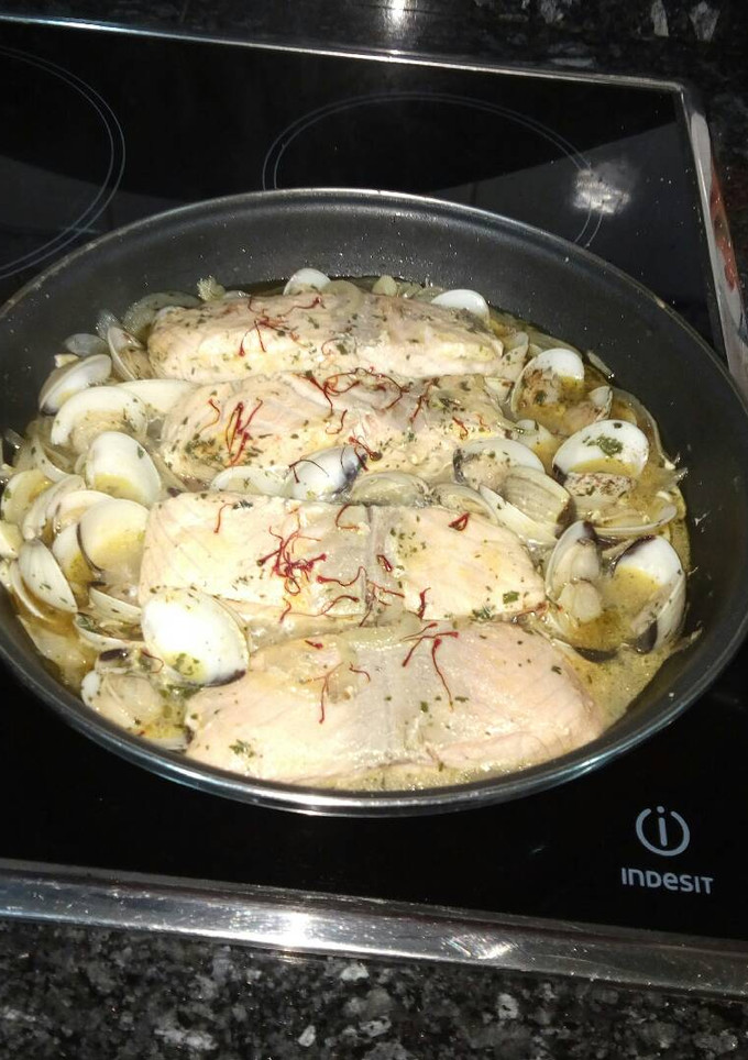 Una foto de Salmón y almejas al vino blanco