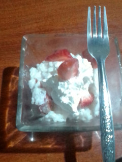 Una foto de Arroz con fresas con crema