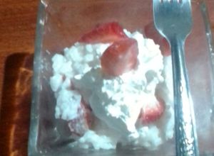 Una foto de Arroz con fresas con crema